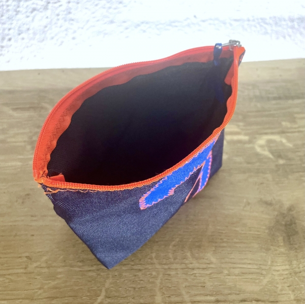 wasserdichtes Airtextäschchen in dunkelblau mit blauer 3